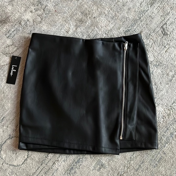LULUS faux leather mini skirt with zipper - Picture 3 of 6
